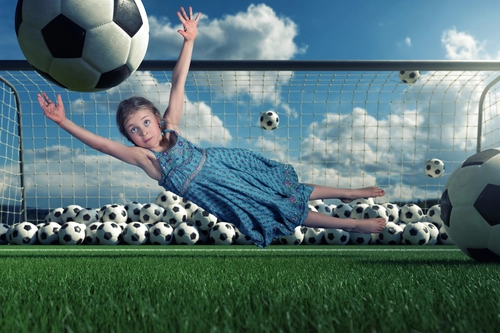 детские, девочка, юмор, футбол, мяч, ворота, поле, небо, трава, спорт, голубые, зелёные